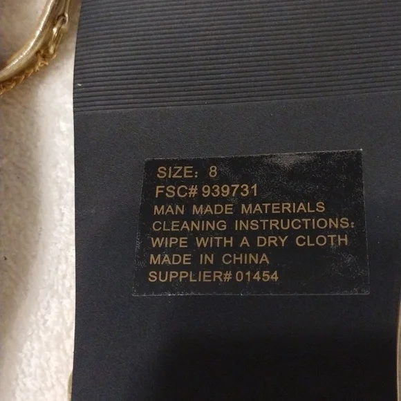 Vintage Women's, handbag and matching toe sandal in gold. - Picture 5 of 9